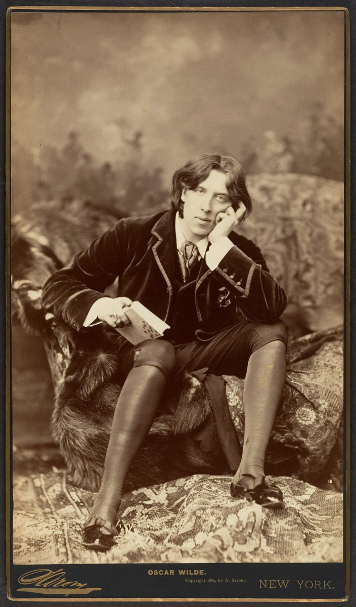 Napoleon Sarony’s 1882 photographic portrait of Oscar Wilde.